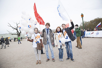 Фото студентов-политологов на митинге коалиции "Силы добра" 1 мая.