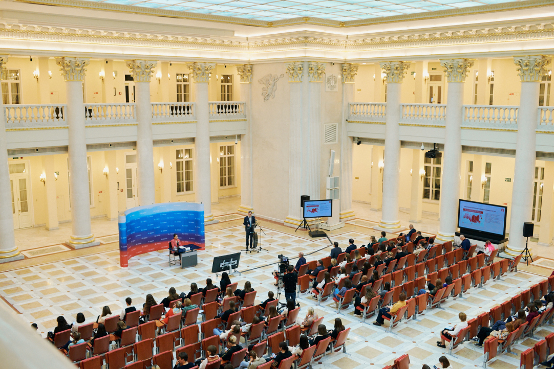 Иллюстрация к новости: Питерская Вышка приняла участие в Форуме знаний — 2023