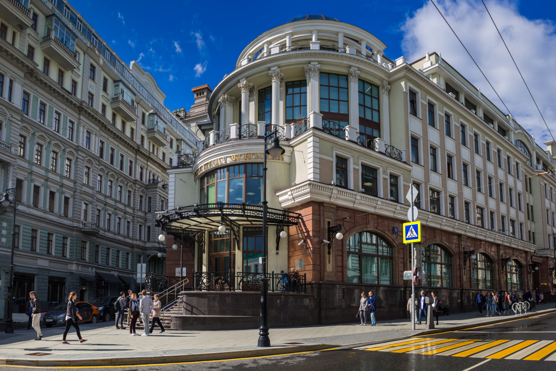 Overview Of Food Places Near The Buildings On Myasnitskaya