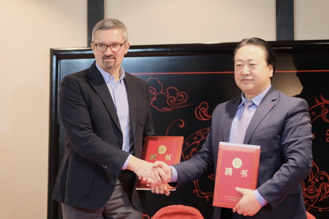 Illustration for news: HSE University – Saint Petersburg and Russian-Chinese Business Park Sign a Partnership Agreement