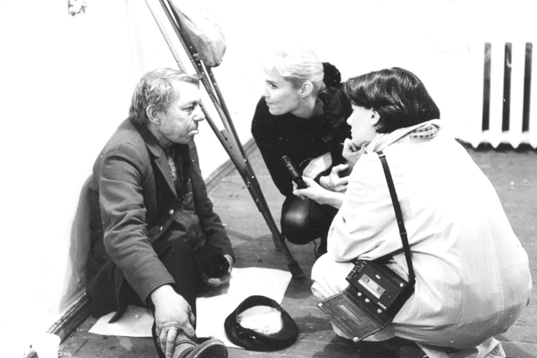 Фотодокументация проекта Константина Реунова и Авдея Тер-Оганьяна «Милосердие» в галерее в Трехпрудном переулке. 5 сентября 1991 года