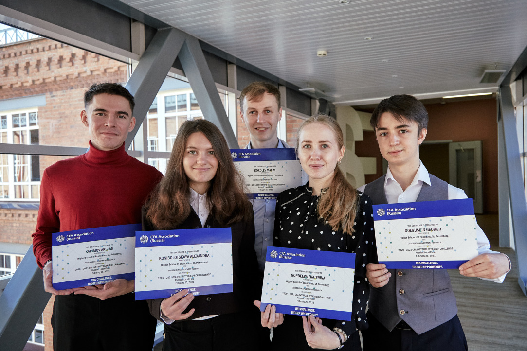 On the photo below - students of the St. Petersburg HSE University, awardee of the 2021 Competition. Gordeeva Ekaterina, Dolgushhin Georgiy, Karimov Arslan, Konibolotskaya Alexandra, Korolev Maksim