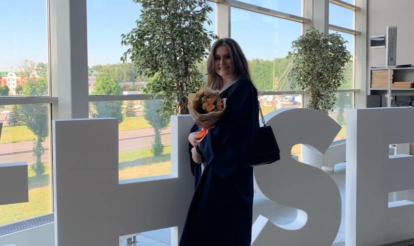 Анна Кротова на выпускном, 2022 год
