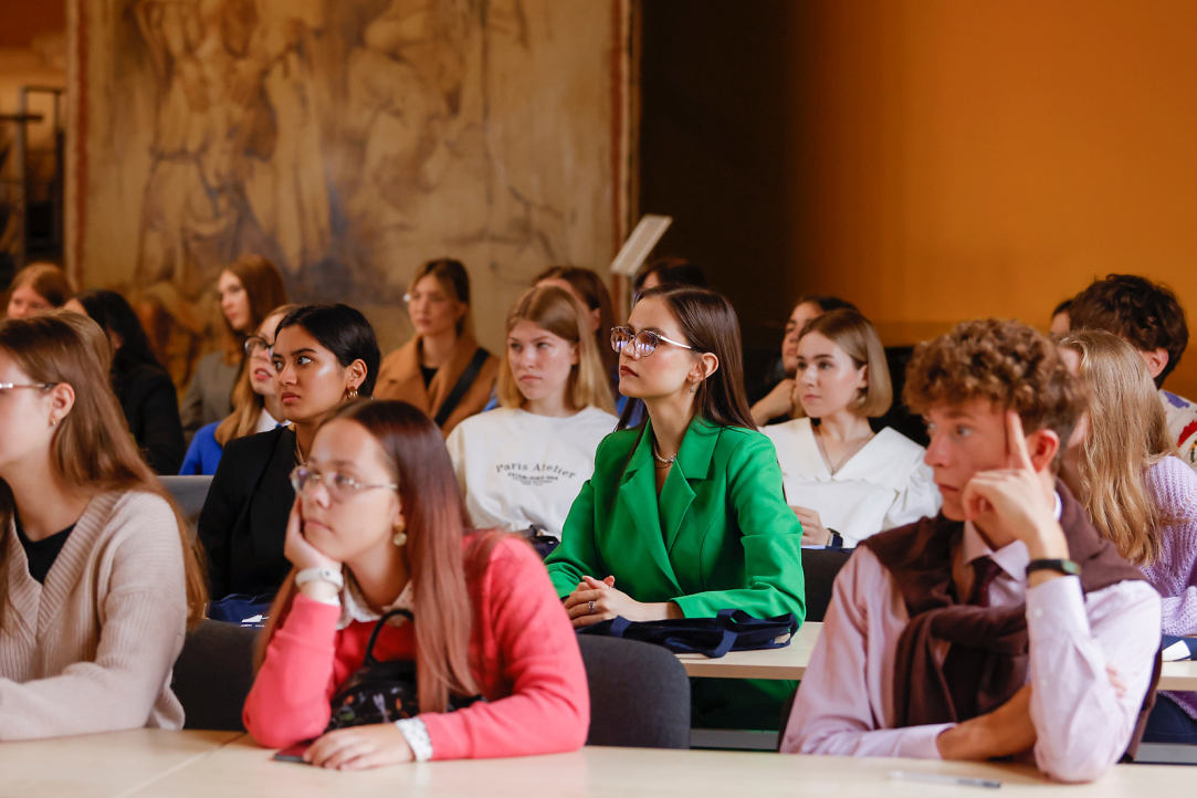 Иллюстрация к новости: Учебный год в Питерской Вышке начался со встреч первокурсников
