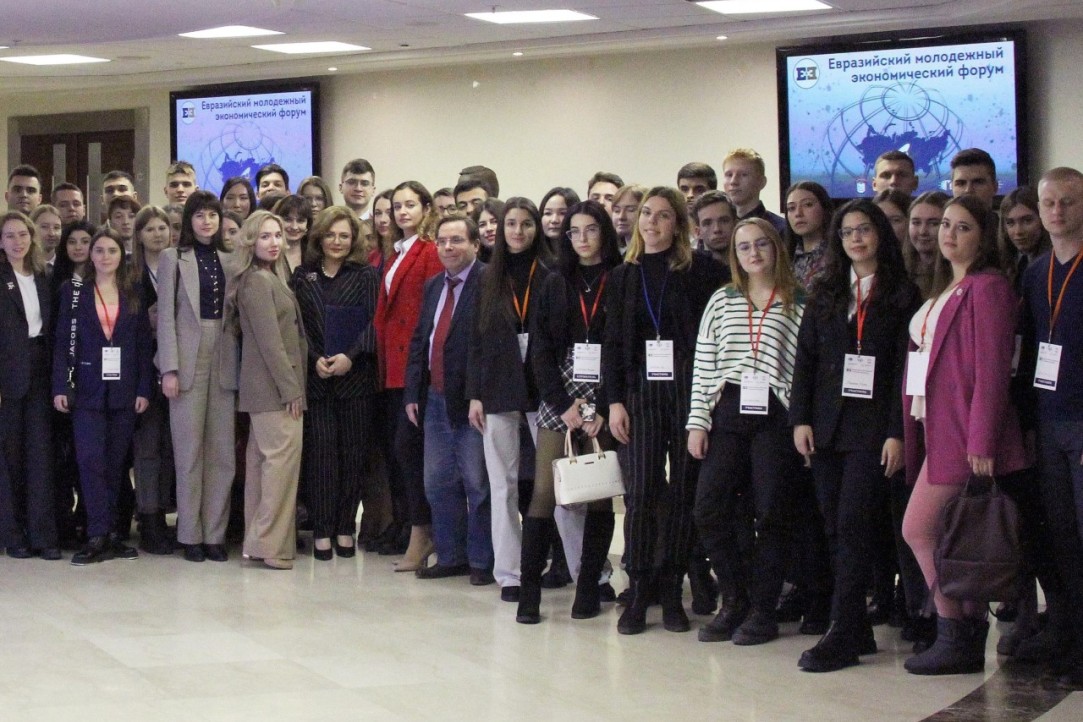 Иллюстрация к новости: Политологи Питерской Вышки на Евразийском молодежном экономическом форуме