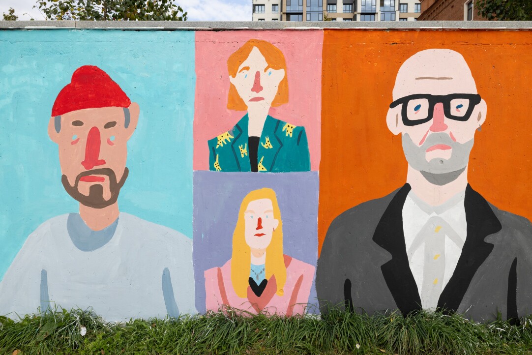 Иллюстрация к новости: Студенты Школы дизайна Питерской Вышки создали в Екатеринбурге мурал с портретами горожан
