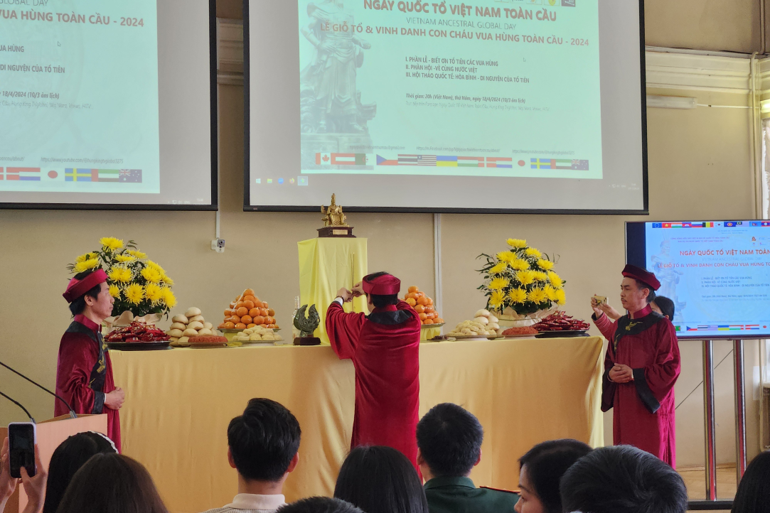 Студенты, изучающие вьетнамский язык, посетили ритуал «Поминовения королей Хунгов»
