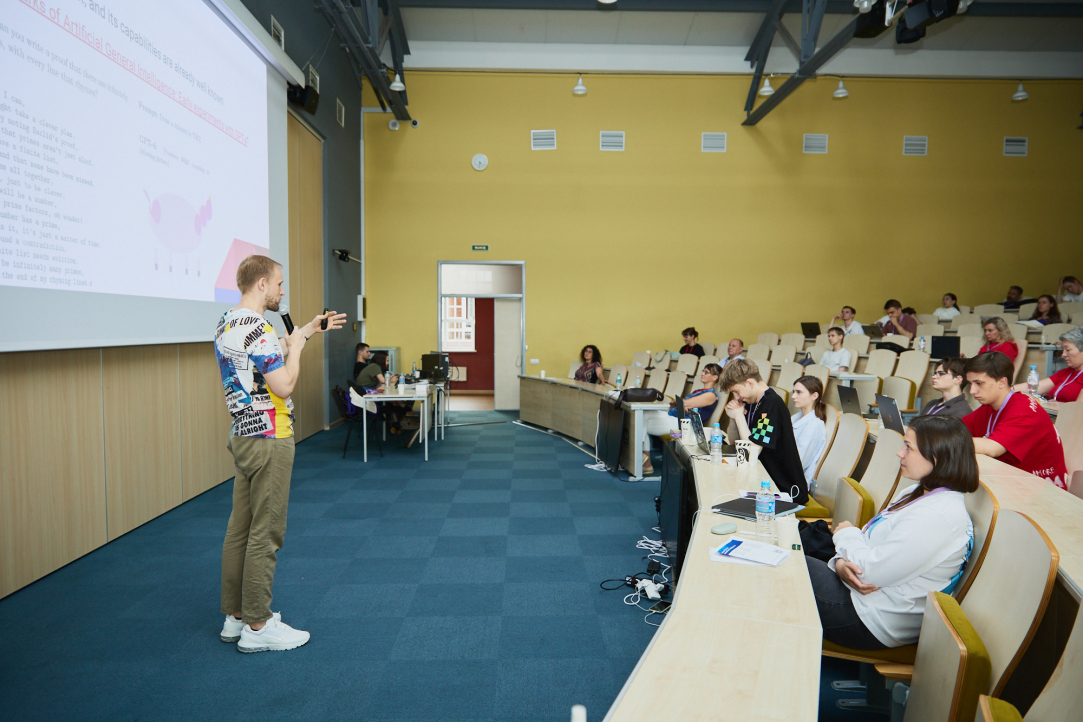 Иллюстрация к новости: «ISSCAI очень здорово погрузила в IT-среду»: в Питерской Вышке завершилась Школа-конференция по ИИ