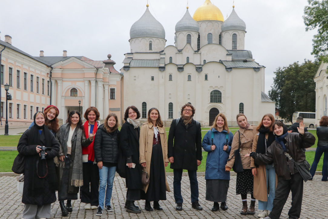 Общее фото на фоне Софийского собора в Новгороде 