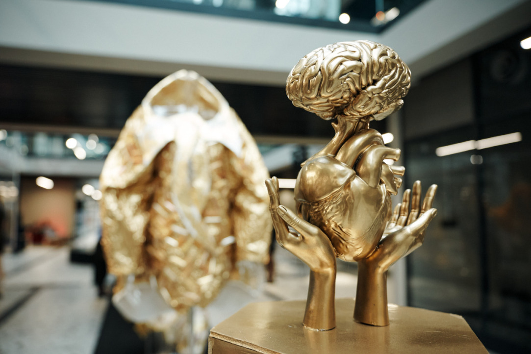 «Эпоха ар-деко в Канатном цехе»: Школа дизайна Питерской Вышки представила студенческие работы на международном кинофестивале Иллюстрация к новости: «Эпоха ар-деко в Канатном цехе»: Школа дизайна Питерской Вышки представила студенческие работы на международном кинофестивале