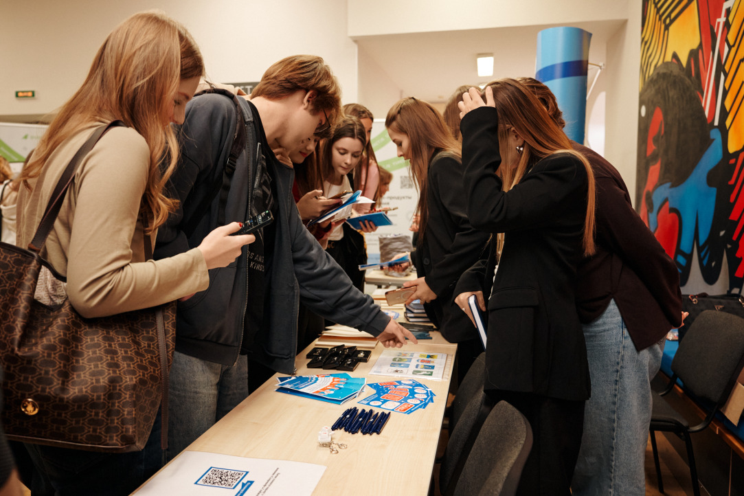«Первый шаг на рынке труда»: День карьеры в Питерской Вышке собрал более 1800 участников Иллюстрация к новости: «Первый шаг на рынке труда»: День карьеры в Питерской Вышке собрал более 1800 участников