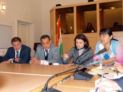 Слева направо - А.Ю.Сунгуров, Зариф Ализода, Уполномоченный по правам человека в Республике Таджикистан, Фиона Фрэзер - руководитель регионального  офиса Верховного комиссара ООН по правам человека, Нигина Бахриева, национальный эксперт, Таджикистан.