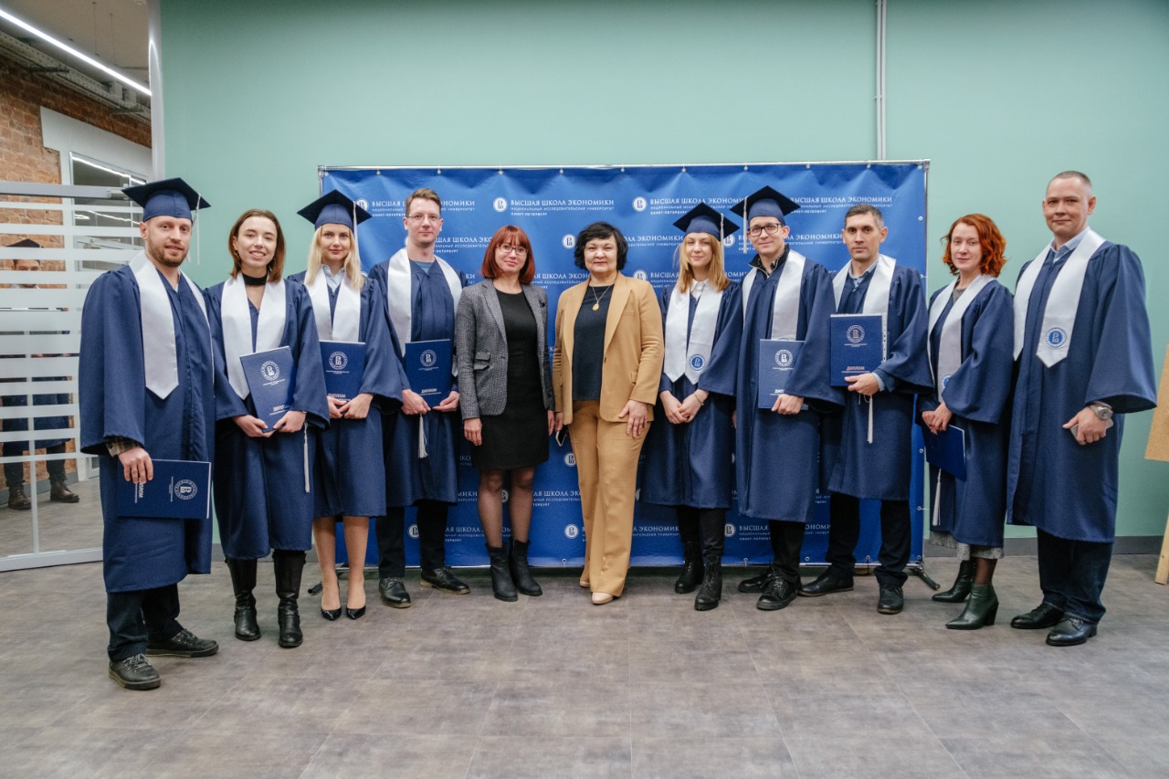 А. Кадырбаева с выпускниками программы Master in Management, 2019 год