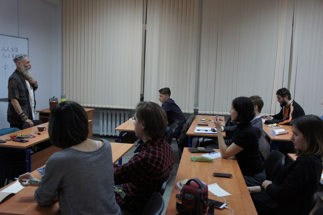 Lecture of Bronislav Vinogrodsky / the HSE Chinese club’s VK community