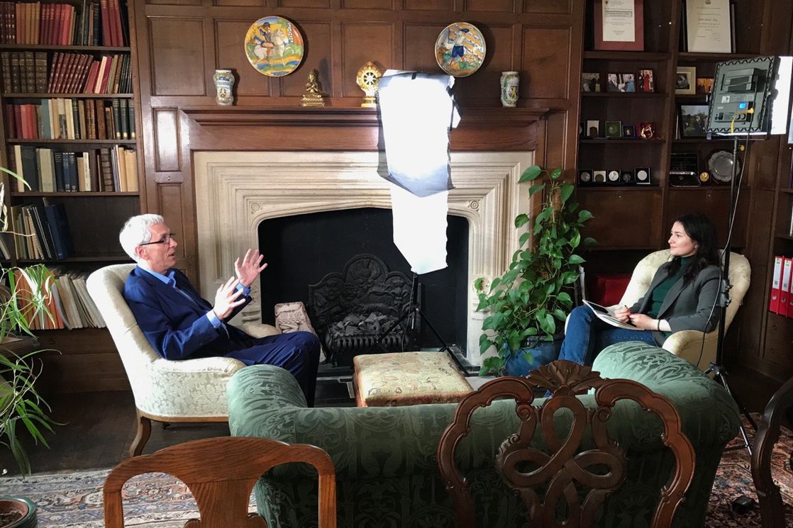 Лиана интервьюирует Сэра Дэвида Клэри, на тот момент президента Колледжа Магдалены в Оксфорде